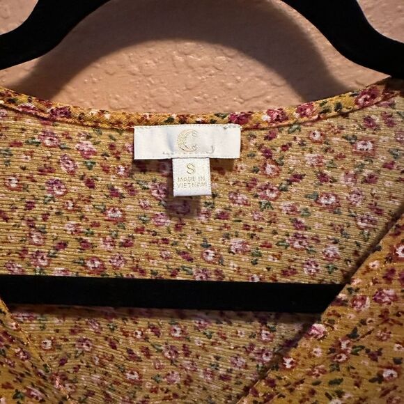Charming Charlie floral top - Picture 3 of 8